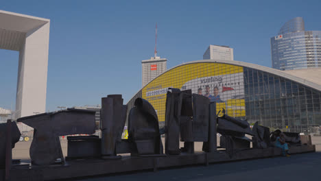 Außenansicht-Der-Arche-De-La-Défense-Im-Geschäftsviertel-Von-Paris,-Frankreich,-Mit-Skulptur-Im-Vordergrund-1