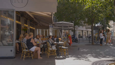 Außenansicht-Des-Restaurants-Im-Marais-Viertel-Von-Paris,-Frankreich,-Voller-Touristen-1