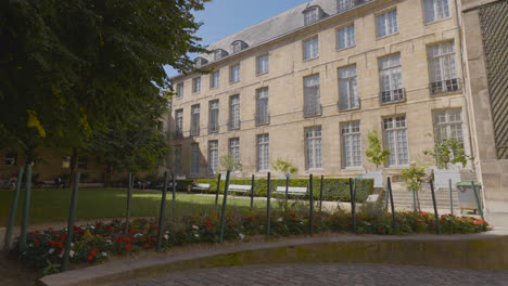 Edificio-Con-Jardines-En-El-Distrito-De-Marais-De-París-Francia