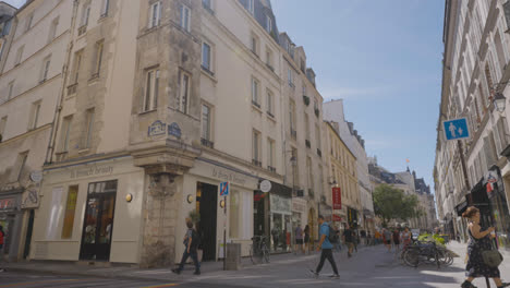 Distrito-De-Marais-De-París-Francia-Ocupado-Con-Tiendas,-Bares,-Restaurantes-Y-Turistas-1