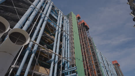 Exterior-Del-Centro-De-Artes-Pompidou-En-París,-Francia,-Con-Tráfico-Y-Turistas-En-Cámara-Lenta-1