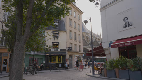 Tiendas,-Cafeterías-Y-Restaurantes-En-La-Zona-Alrededor-De-La-Eglise-Saint-Severin-En-París,-Francia-1