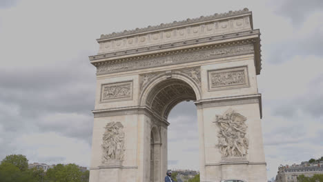 Außenansicht-Des-Arc-De-Triomphe-In-Paris,-Frankreich,-Mit-Verkehrsaufnahmen-In-Zeitlupe