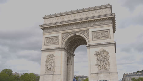 Exterior-Del-Arco-Del-Triunfo-En-París,-Francia,-Con-Tráfico-Rodado-En-Cámara-Lenta.