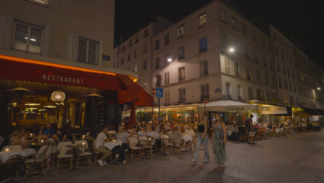 Tiendas,-Cafés-Y-Restaurantes-En-La-Zona-De-La-Rue-Cler-En-París,-Francia-Por-La-Noche-1