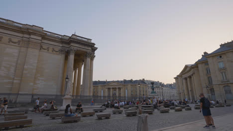Exterior-Del-Monumento-Al-Panteón-En-París,-Francia,-Con-Turistas-Filmados-En-Cámara-Lenta.