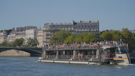 Touristenboot-Auf-Der-Seine-In-Paris,-Frankreich,-Aufgenommen-In-Zeitlupe