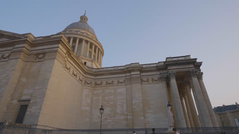 Exterior-Del-Monumento-Al-Panteón-En-París-Francia-Con-Turistas-Filmados-En-Cámara-Lenta-2