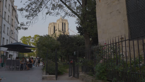 Tiendas,-Cafés-Y-Restaurantes-En-Los-Alrededores-De-La-Catedral-De-Notre-Dame-En-París,-Francia