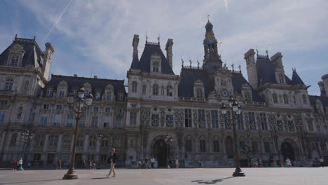 Exterior-Of-Hotel-De-Ville-In-Paris-France-With-Tourists-In-Slow-Motion-2