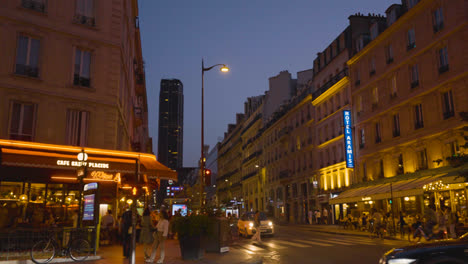 Tiendas,-Cafeterías-Y-Restaurantes-En-La-Zona-Del-Quinto-Distrito-De-París,-Francia,-Por-La-Noche-1