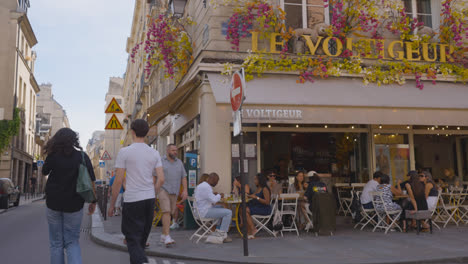 Außenansicht-Des-Restaurants-Im-Marais-Viertel-Von-Paris,-Frankreich,-Voller-Touristen