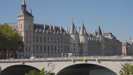 Puente-Pont-Saint-Michel-Que-Cruza-El-Río-Sena-En-París,-Francia,-Con-Turistas-Y-Tráfico-2