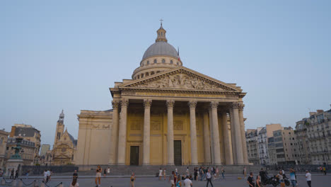 Gran-Angular-Exterior-Del-Monumento-Al-Panteón-En-París,-Francia,-Con-Turistas-Filmados-En-Cámara-Lenta.