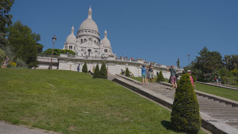 Stufen,-Die-Zur-Außenseite-Der-Sacré-Coeur-Kirche-In-Paris,-Frankreich,-Führen,-Aufgenommen-In-Zeitlupe-3