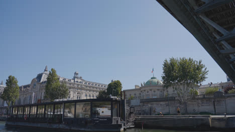 Außenansicht-Des-Musée-D&#39;Orsay-In-Paris,-Frankreich,-Vom-Fluss-Seine-In-Zeitlupe