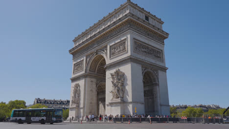 Außenansicht-Des-Arc-De-Triomphe-In-Paris,-Frankreich,-Mit-Verkehrsaufnahme-In-Zeitlupe-2