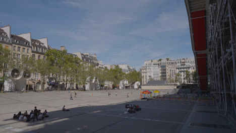 Turistas-En-La-Plaza-Fuera-Del-Centro-De-Artes-Pompidou-En-París-Francia-En-Cámara-Lenta