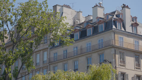 Primer-Plano-De-Bloques-De-Apartamentos-En-París,-Francia,-Vistos-Desde-El-Río-Sena-En-Cámara-Lenta-1