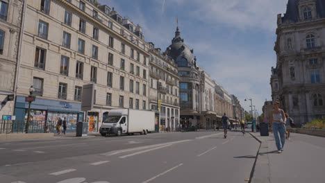 Traffic-And-Cyclists-On-The-Rue-De-Rivoli-In-Paris-France