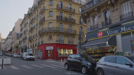 Tiendas,-Cafeterías-Y-Restaurantes-En-La-Zona-Del-Quinto-Distrito-De-París,-Francia-2