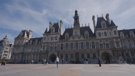 Exterior-Of-Hotel-De-Ville-In-Paris-France-With-Tourists-In-Slow-Motion-1