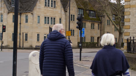 Nueva-Carretera-En-El-Centro-De-La-Ciudad-De-Oxford-Con-Tráfico-Y-Peatones.