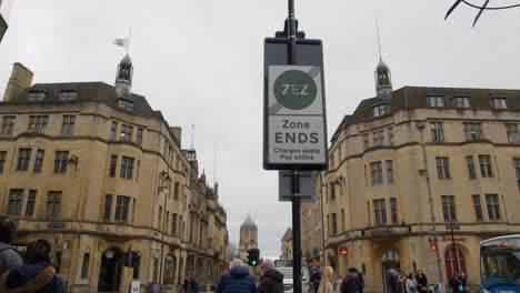 Zeichen-Für-Null-Emissions-Verkehrszone-Im-Stadtzentrum-Von-Oxford-Mit-Verkehr-Und-Fußgängern-2