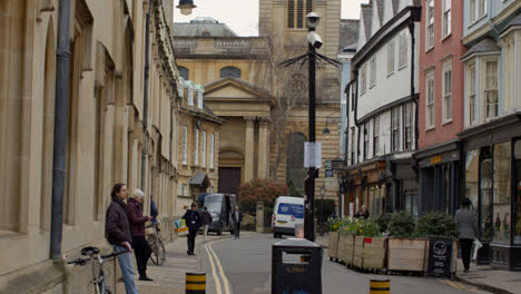 Blick-Entlang-Der-Turl-Street-In-Richtung-Lincoln-College-Im-Stadtzentrum-Von-Oxford-Mit-Geschäften-Und-Fußgängern-1