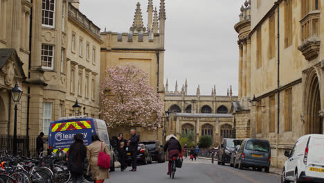 Exterior-Del-Hertford-College-Y-La-Biblioteca-Bodleian-Hacia-El-Edificio-De-La-Cámara-Radcliffe-En-El-Centro-De-La-Ciudad-De-Oxford