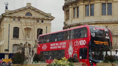 Exterior-Del-Edificio-Del-Teatro-Sheldonian-En-El-Centro-De-La-Ciudad-De-Oxford-Con-Tráfico-Y-Peatones-1