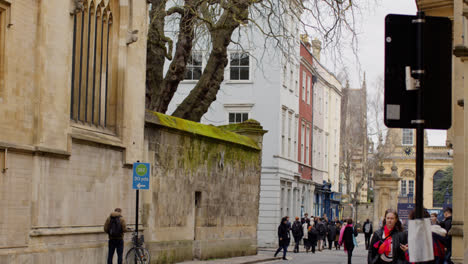 Zeichen-Für-Null-Emissions-Verkehrszone-Im-Stadtzentrum-Von-Oxford-Mit-Verkehr-Und-Fußgängern-2