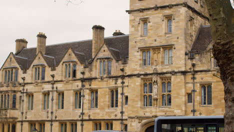 Außenseite-Aller-Gebäude-Des-Saint-Johns-College-Im-Stadtzentrum-Von-Oxford-Mit-Verkehr