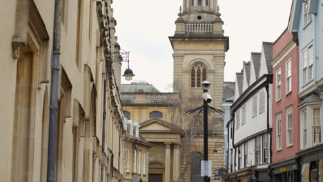 Vista-A-Lo-Largo-De-Turl-Street-Hacia-Lincoln-College-En-El-Centro-De-La-Ciudad-De-Oxford-Con-Tiendas-Y-Peatones