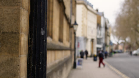 Defokussierte-Aufnahme,-Die-Die-Außenseite-Aller-Gebäude-Des-Saint-Johns-College-Im-Stadtzentrum-Von-Oxford-Mit-Menschen-Zeigt