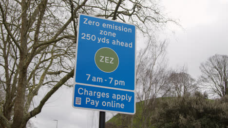 Sign-For-Zero-Emission-Traffic-Zone-In-City-Centre-Of-Oxford-With-Traffic-And-Pedestrians