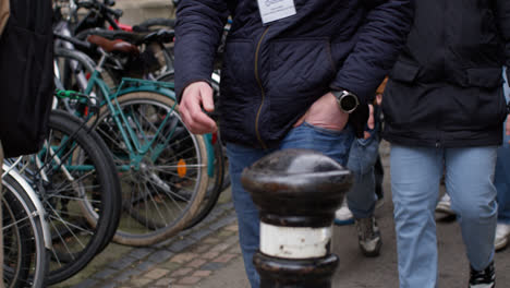 Nahaufnahme-Von-Fußgängern,-Die-An-Einem-Fahrradständer-Vor-Dem-College-Im-Stadtzentrum-Von-Oxford-Vorbeigehen-1