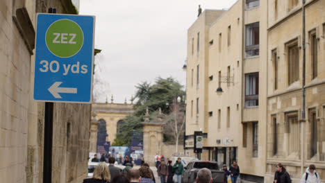 Cerca-De-La-Señal-De-Zona-De-Tráfico-De-Cero-Emisiones-En-El-Centro-De-La-Ciudad-De-Oxford-3