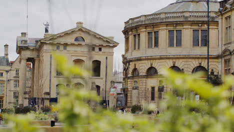 Außenansicht-Des-Sheldonian-Theatergebäudes-Im-Stadtzentrum-Von-Oxford-Mit-Verkehr-Und-Fußgängern