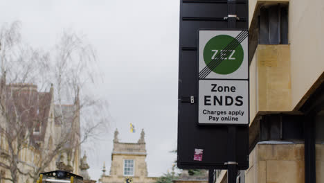 Nahaufnahme-Des-Schildes-Für-Eine-Emissionsfreie-Verkehrszone-Im-Stadtzentrum-Von-Oxford-4