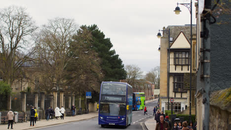 Exterior-De-Saint-Aldates-En-El-Centro-De-La-Ciudad-De-Oxford-Con-Transporte-Público-Y-Tráfico