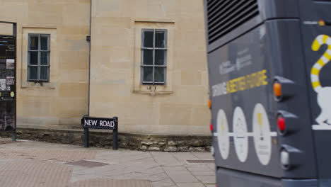 Öffentliche-Verkehrsmittel-Auf-Der-Neuen-Straße-Im-Stadtzentrum-Von-Oxford-Mit-Vorbeifahrenden-Bussen