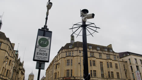 Zeichen-Für-Null-Emissions-Verkehrszone-Und-CCTV-Kameras-Im-Stadtzentrum-Von-Oxford