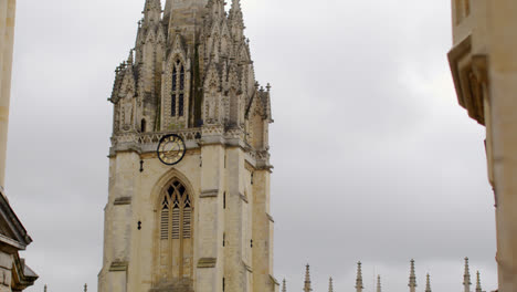 Außenansicht-Der-Universitätskapelle-Der-Heiligen-Jungfrau-Maria-Und-Des-Radcliffe-Camera-Gebäudes-Im-Stadtzentrum-Von-Oxford-1