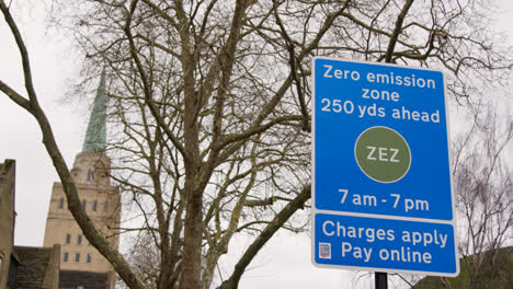 Zeichen-Für-Null-Emissions-Verkehrszone-Im-Stadtzentrum-Von-Oxford-Mit-Verkehr-Und-Fußgängern-1