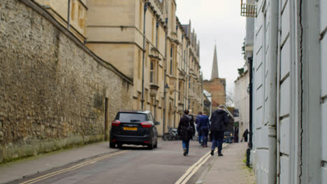 Vista-A-Lo-Largo-De-Ship-Street-En-El-Centro-De-La-Ciudad-De-Oxford-Con-Tiendas-Y-Peatones