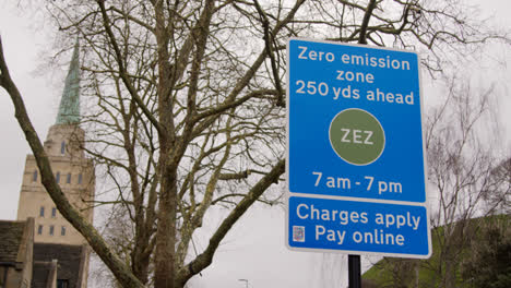 Nahaufnahme-Auf-Zeichen-Für-Null-Emissions-Verkehrszone-Im-Stadtzentrum-Von-Oxford