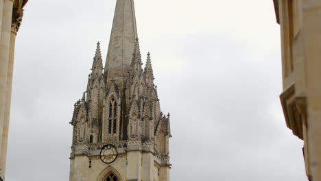 Außenansicht-Der-Universitätskapelle-Der-Heiligen-Jungfrau-Maria-Und-Des-Radcliffe-Camera-Gebäudes-Im-Stadtzentrum-Von-Oxford