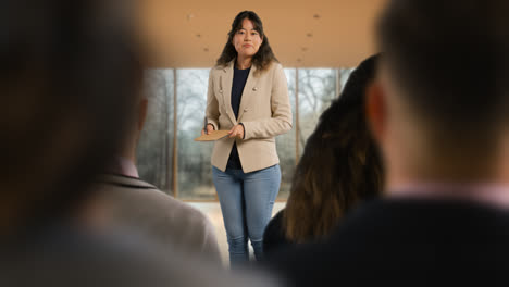 Empresaria-O-Profesora-Universitaria-Dando-Una-Presentación-O-Lección-En-La-Oficina-O-En-El-Aula-2