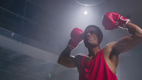 Boxer-Mit-Handschuhen-Betritt-Den-Ring-Vor-Beginn-Des-Boxkampfes-Und-Winkt-Und-Grüßt-Fans-1